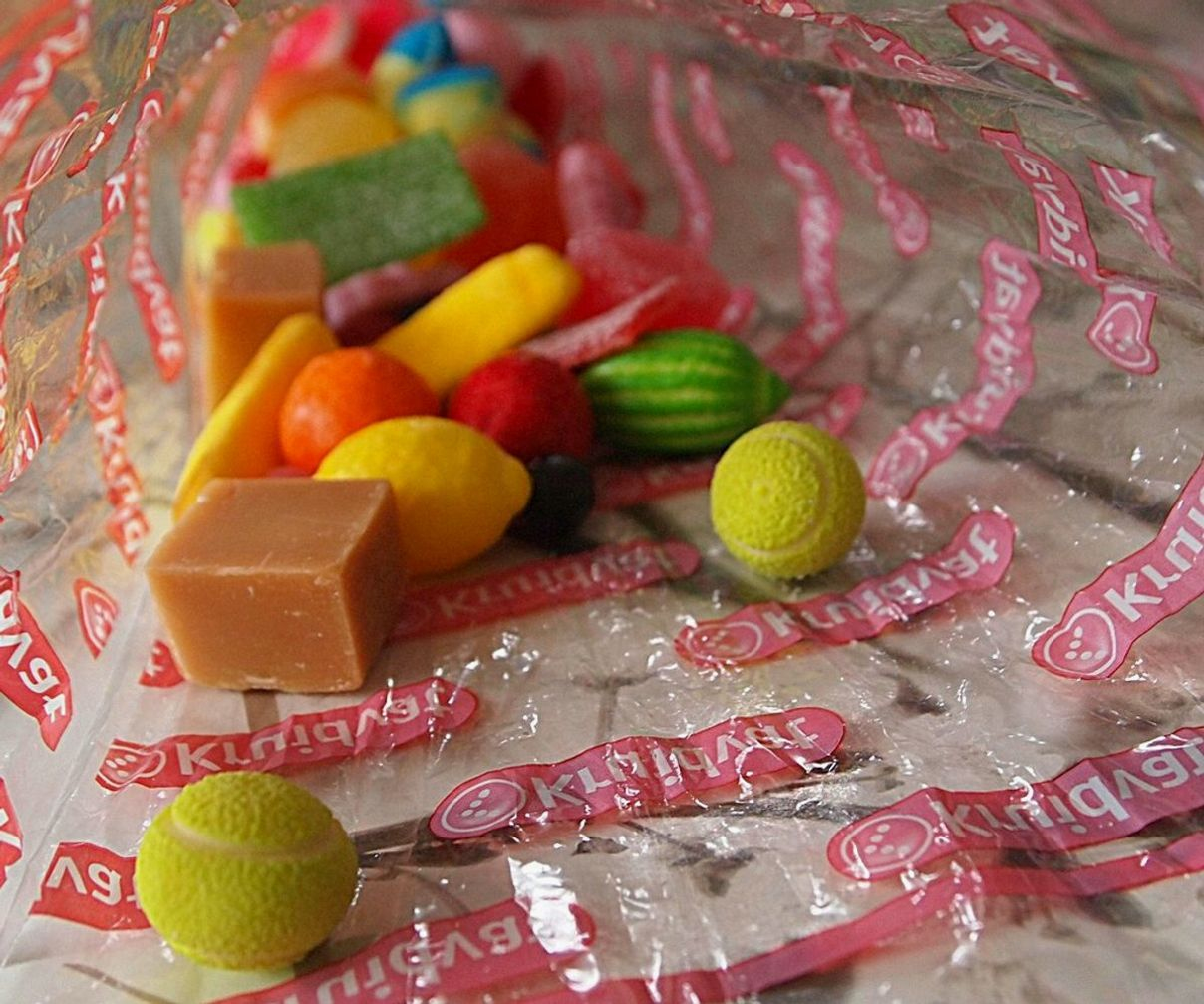 Vitrinas llenas de caramelos y chocolates artesanales
