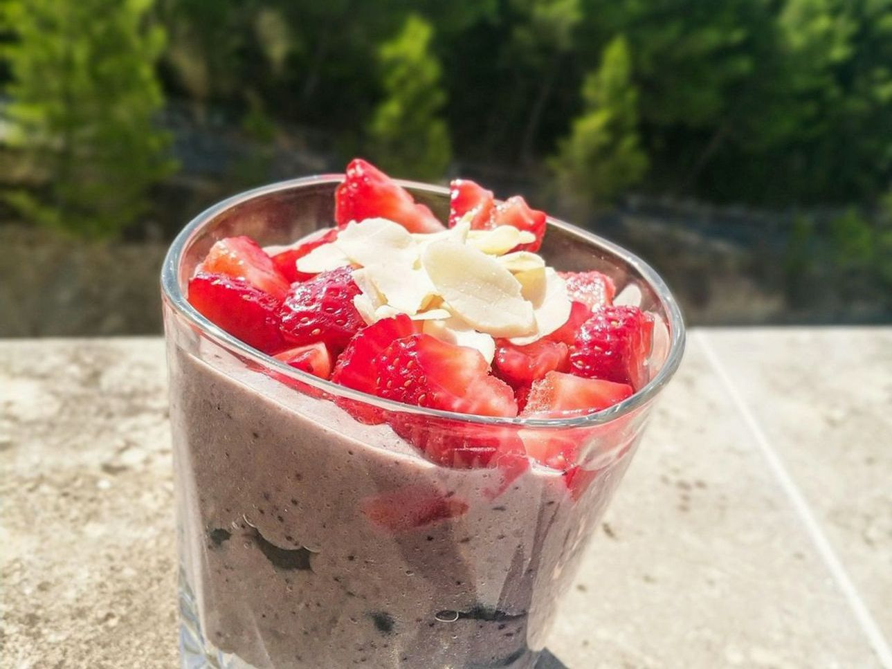 Bebidas frías con frutas tropicales
